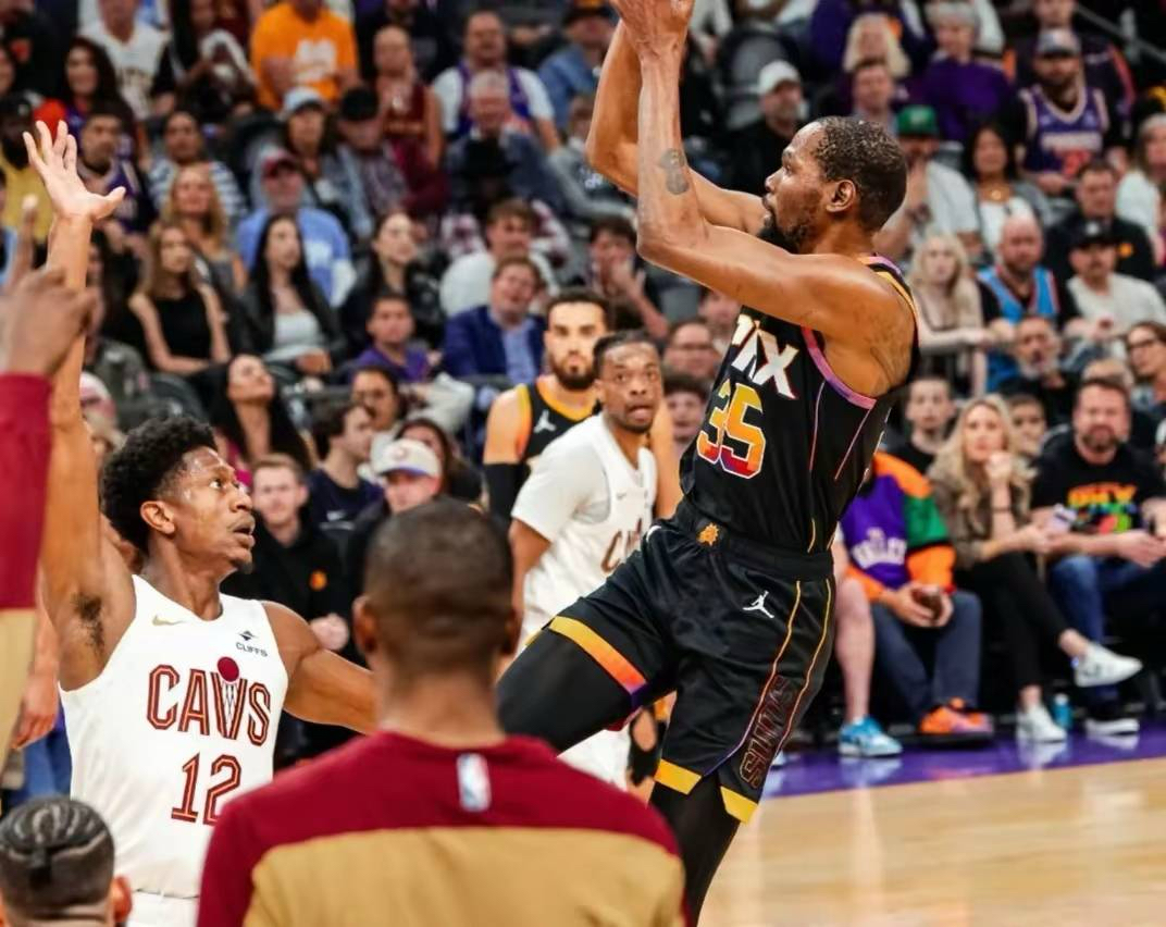 转会期NBA常规赛焦点战，巴塞罗那远射贴柱，悬念犹存，临场指挥获称赞的简单介绍