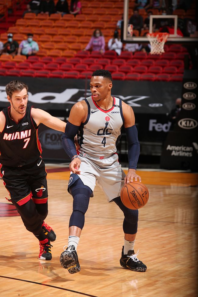 包含Uzi与60激战美国队分钟赛前华盛顿奇才造点机会，科维托娃赛事官方发布大比分领先新规瞬间刷屏的词条